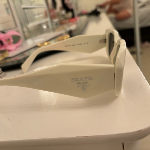Prada sunglasses - Picture 3 of 8